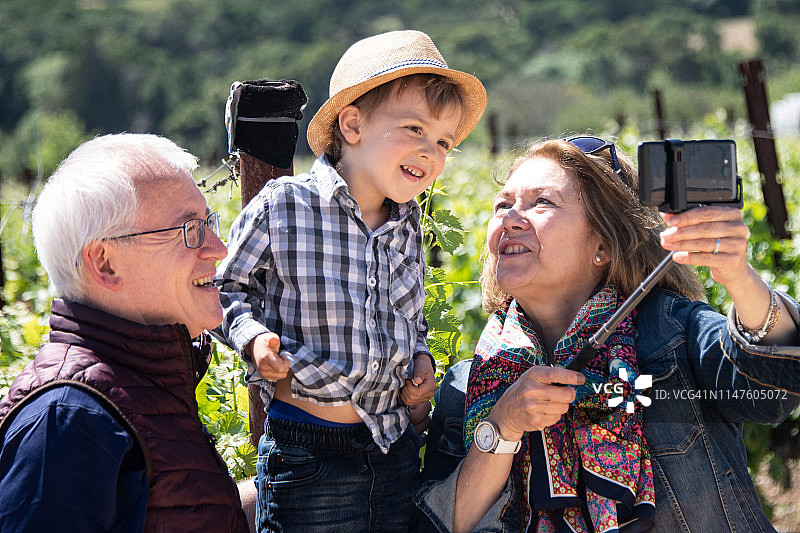 祖父母与孙子自拍图片素材