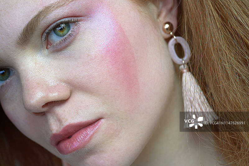 红发模特的清晰肌肤之美特写图片素材