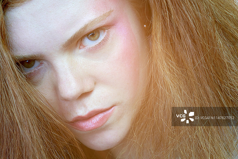 红发模特的清晰肌肤之美特写图片素材