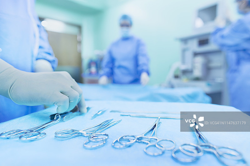 手术室内的手术工具摆放图片素材