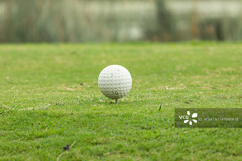 球座上的高尔夫球图片素材