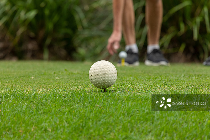 男子放置高尔夫球的下半身图片素材