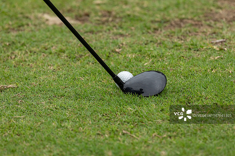 准备击球的高尔夫球杆图片素材