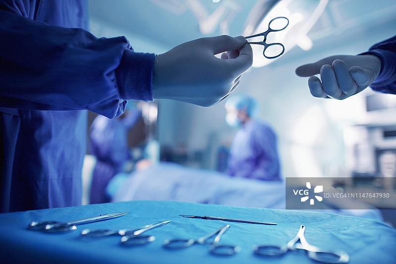 在手术室递送外科手术工具图片素材
