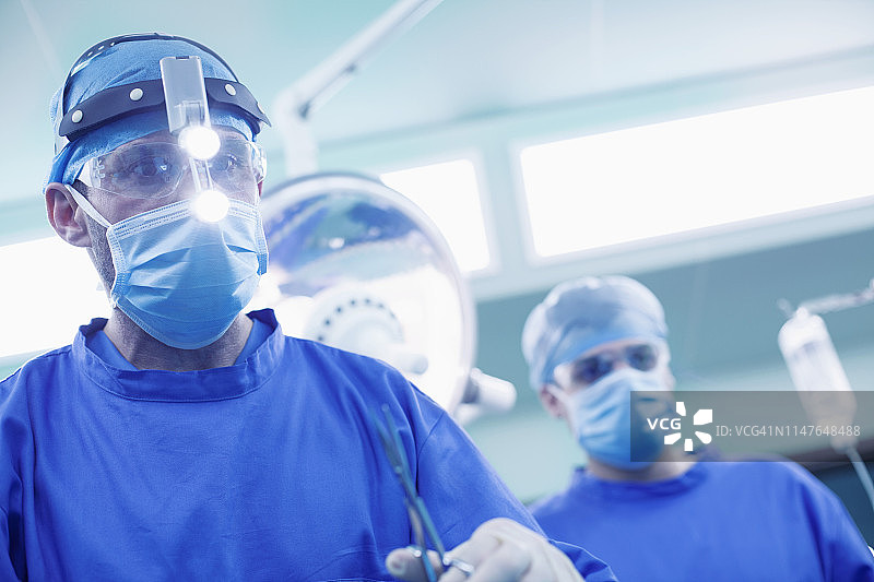 外科医生看着手术台上的病人图片素材
