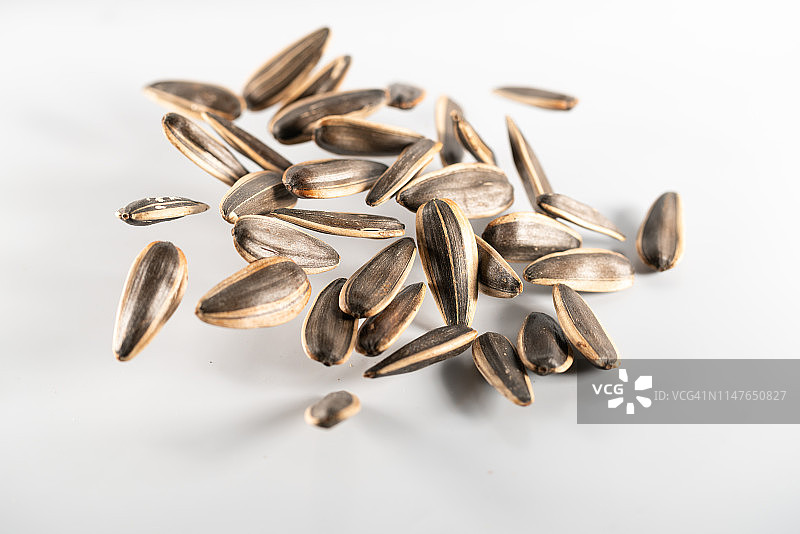 高速同步捕捉到的空中飞舞的葵花籽图片素材