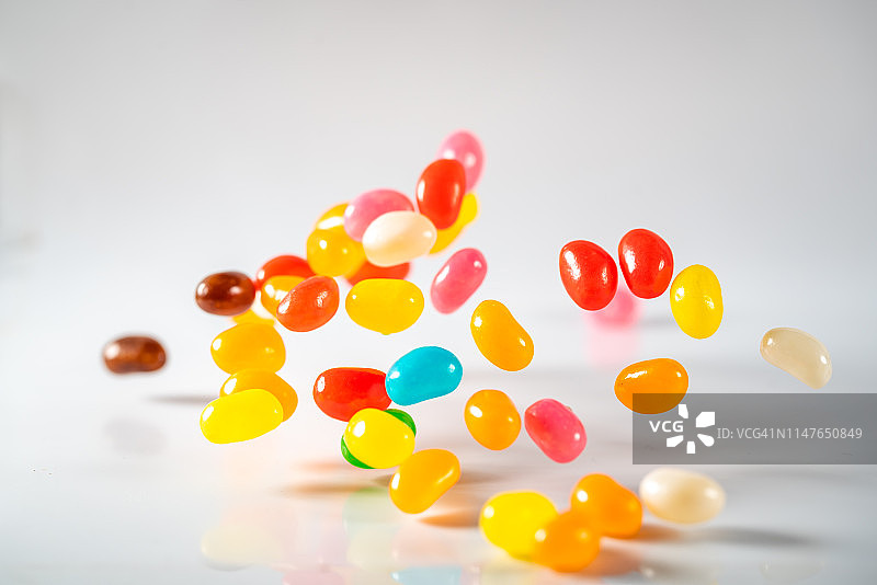 高速同步拍摄的空中彩虹软糖跳跃图片素材