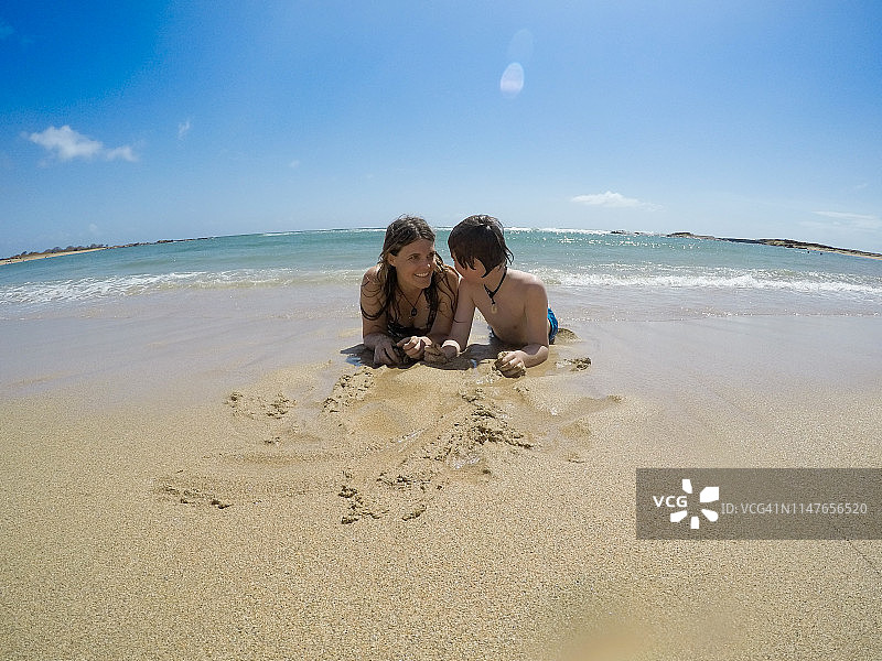 在夏威夷海边玩耍的母子图片素材