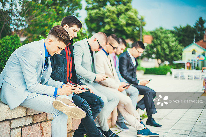 青少年朋友们使用手机图片素材