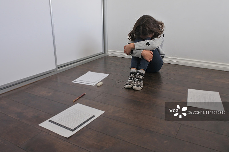 有学习障碍而哭泣的年轻女孩图片素材