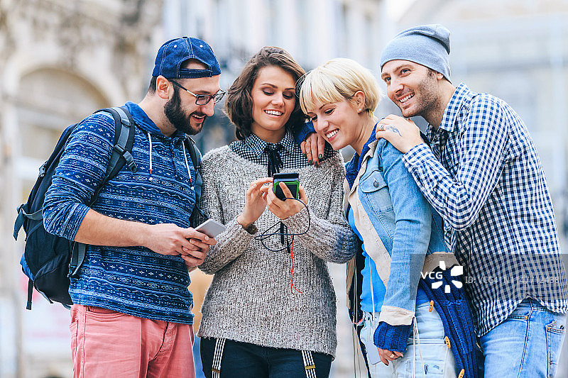 一群年轻人在街上自拍图片素材