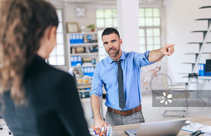女人被男主管解雇图片素材