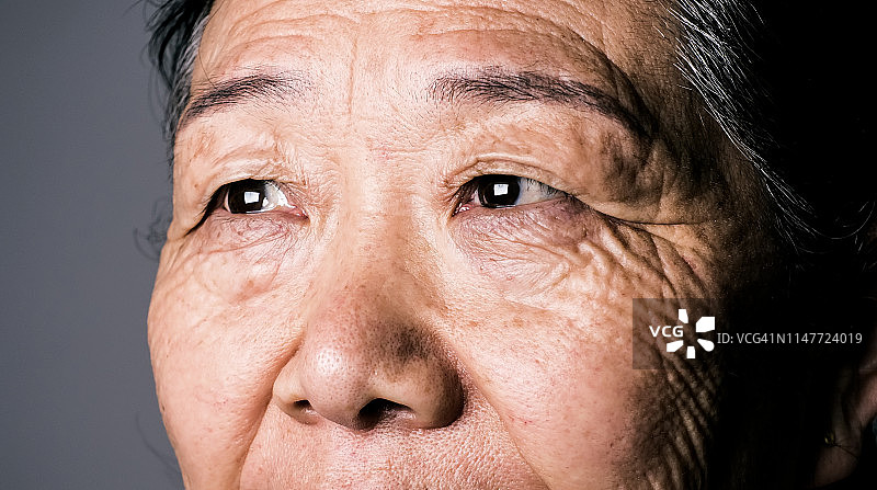 年长的亚洲女性的眼睛图片素材