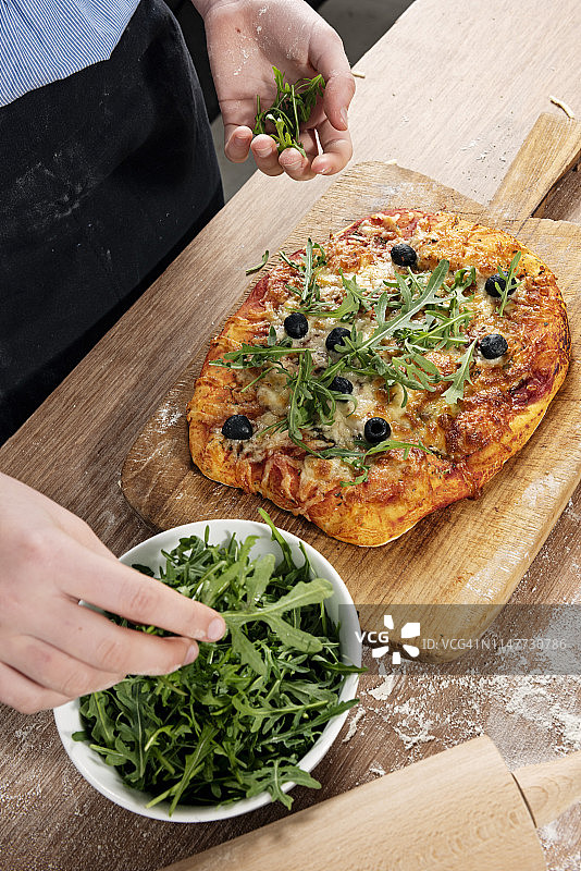 新鲜烹制的披萨俯视图图片素材