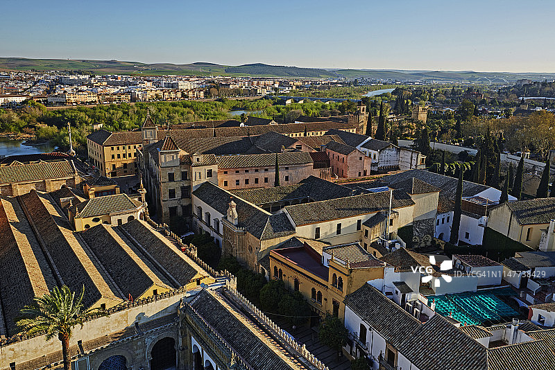 科尔多瓦与清真寺大教堂的天际线航拍图片素材