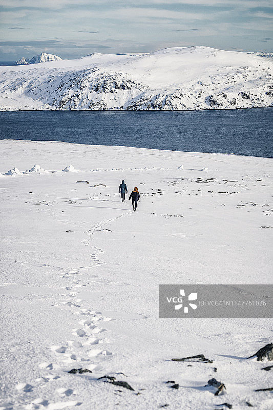 探索北极：冰上徒步旅行图片素材