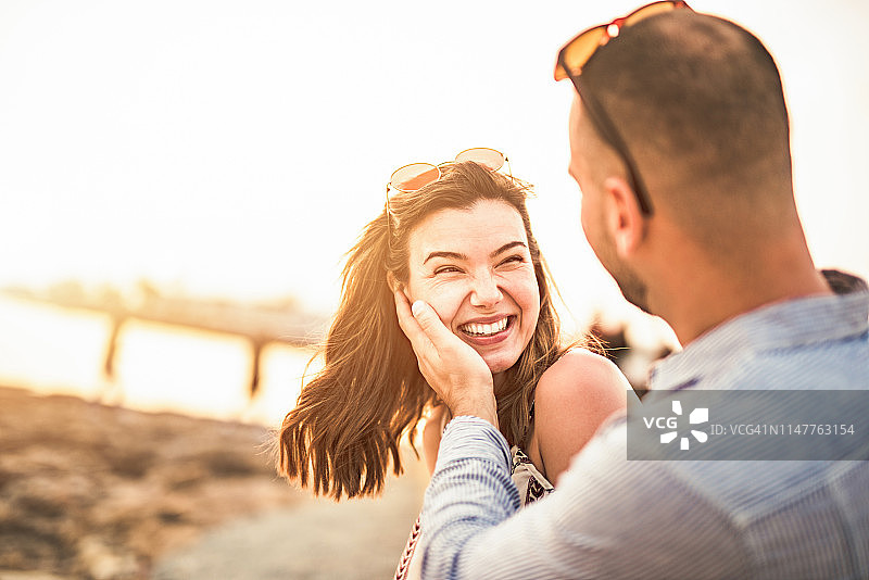 快乐的年轻夫妇在塞浦路斯岛度假图片素材