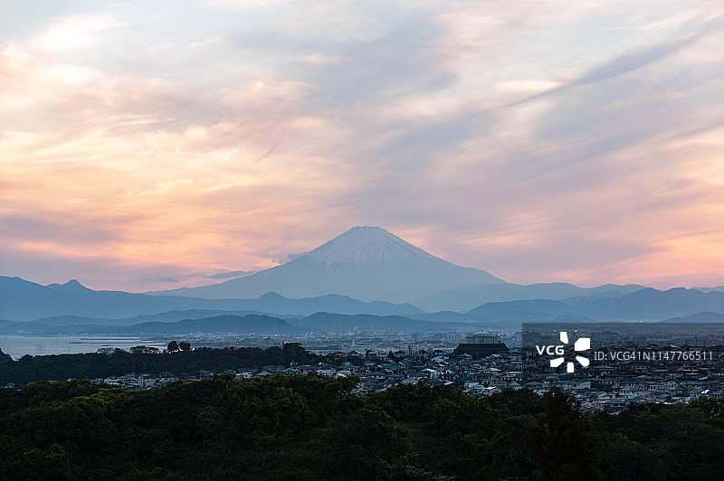 日本山区和住宅区的日落云彩图片素材