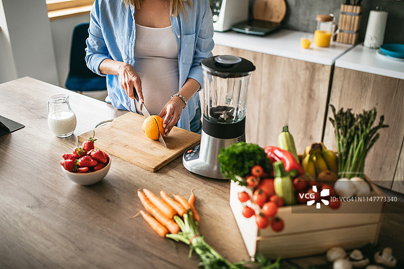 孕妇切水果图片素材