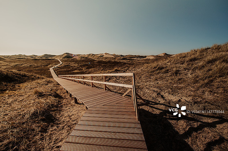穿过沙丘的路图片素材