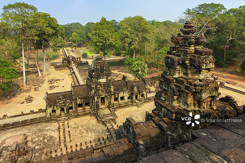 从柬埔寨暹粒吴哥通王城巴方寺修复的11世纪金字塔寺庙上层露台向东的景色，吴哥，联合国教科文组织世界遗产图片素材
