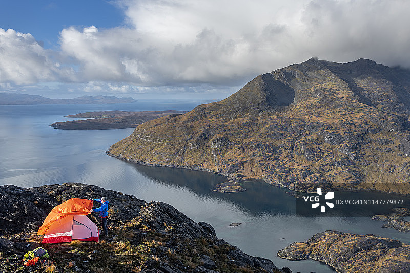 在斯凯岛斯格尔纳斯特里山顶野营，眺望科鲁斯克湖和库林山脊，内赫布里底群岛，苏格兰，英国，欧洲图片素材