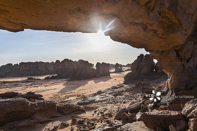 非洲乍得恩内迪地区，恩内迪高原联合国教科文组织世界遗产地的美丽岩石拱门图片素材