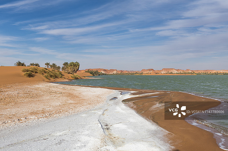 联合国教科文组织世界遗产，非洲乍得北部乌尼昂加湖泊群的乌尼昂加凯比尔湖岸边的盐壳图片素材