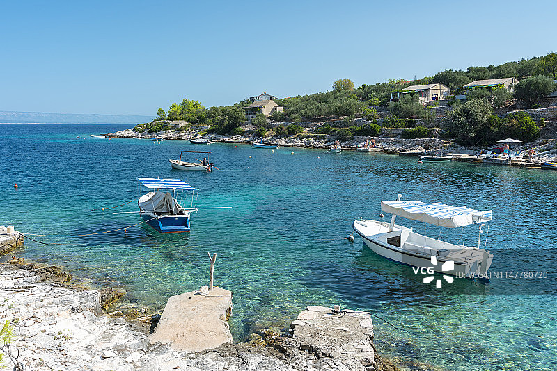 夏季科尔丘拉岛坦卡拉卡小码头的船只图片素材