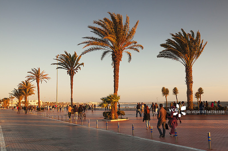 阿加迪尔海滩日落漫步，摩洛哥南部，北非，非洲图片素材