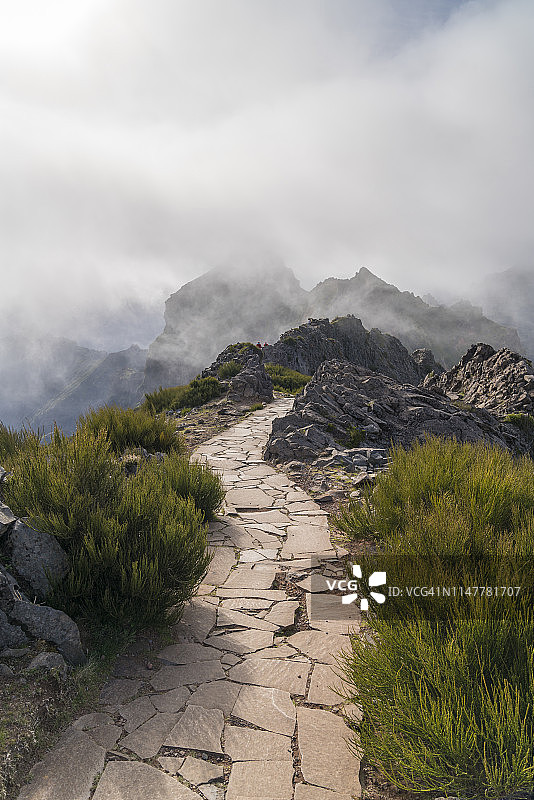 连接Pico Ruivo到Pico do Arieiro山脉的Vereda do Areeiro山脉上的薄雾。丰沙尔，马德拉，葡萄牙，大西洋，欧洲图片素材