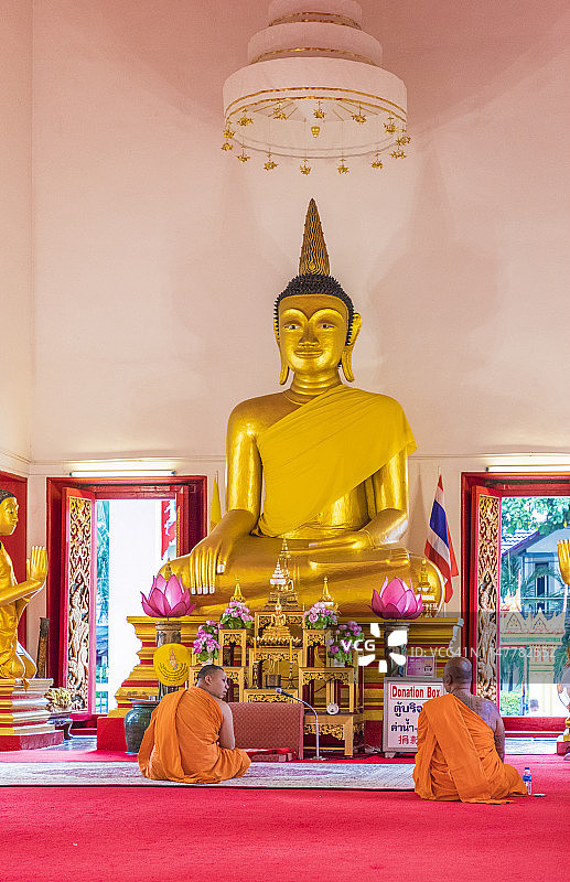 泰国普吉老城区 Mongkol Nimit 寺的僧侣图片素材