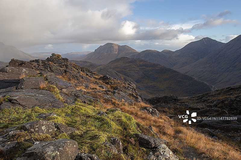 从斯凯岛斯格尔纳斯特里峰顶眺望埃尔戈尔，内赫布里底群岛，苏格兰高地，苏格兰，英国，欧洲图片素材