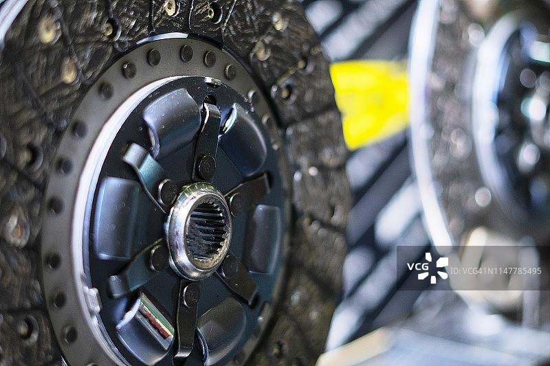 汽车备件展示，聚焦离合器片图片素材