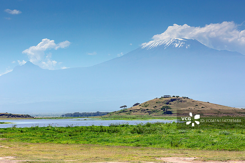 乞力马扎罗山的观测山和马文济峰与湖泊图片素材