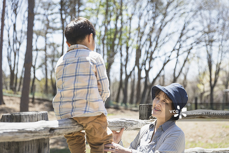 祖孙在山中徒步旅行图片素材