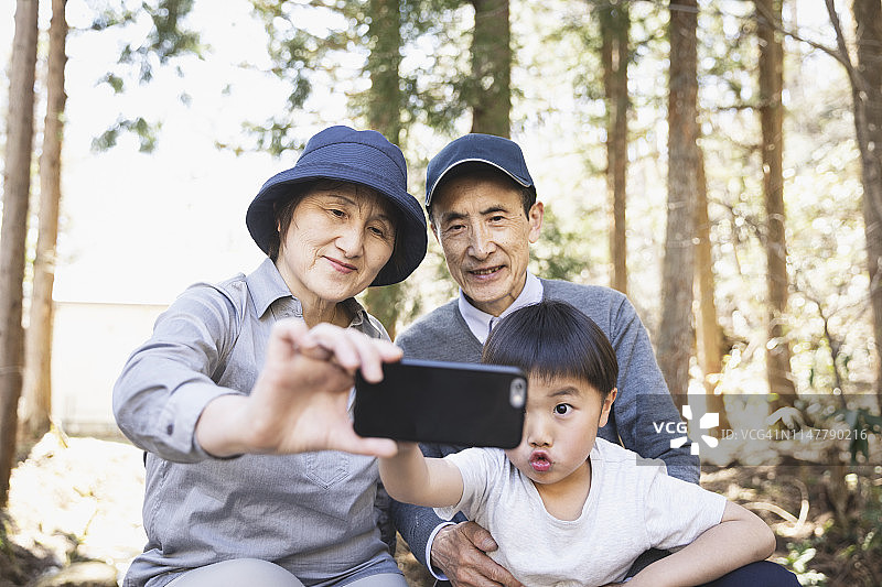 祖孙在山上自拍图片素材