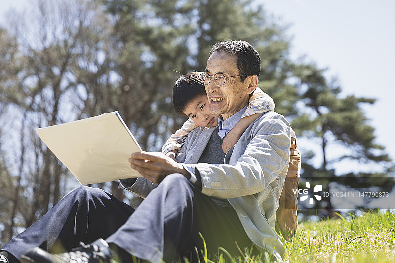 祖孙在山上画画图片素材