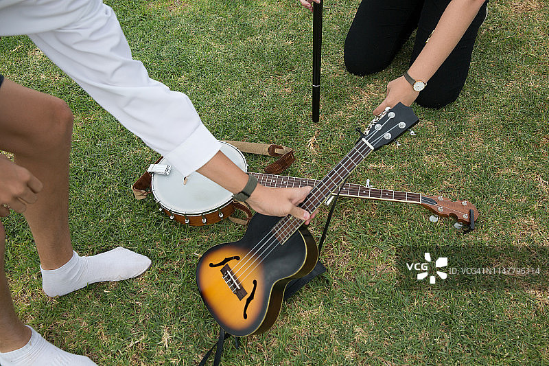 弹尤克里里和班卓琴的年轻女人图片素材