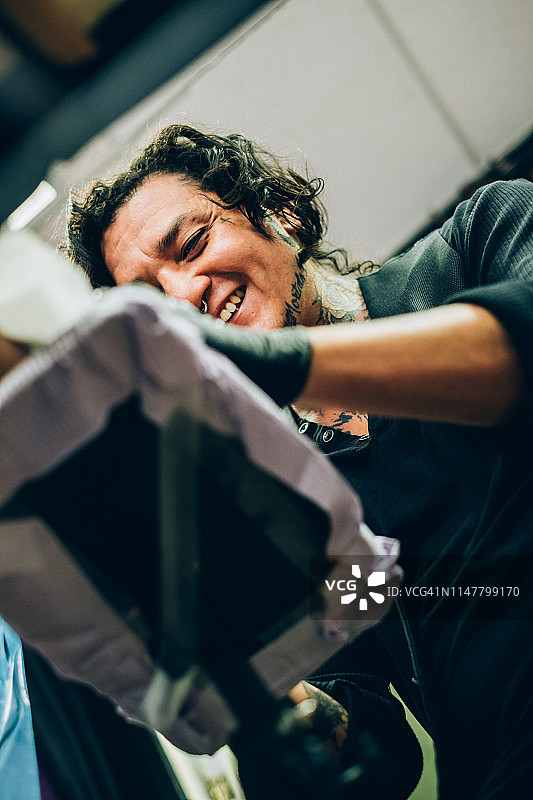 纹身师在工作室工作图片素材