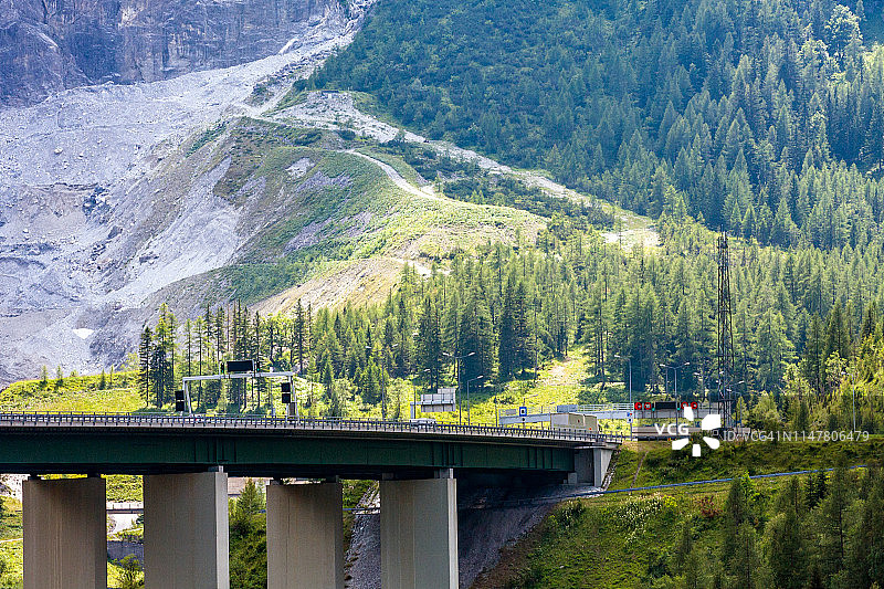 弗拉绍附近的陶恩高速公路，阿尔卑斯山，奥地利图片素材