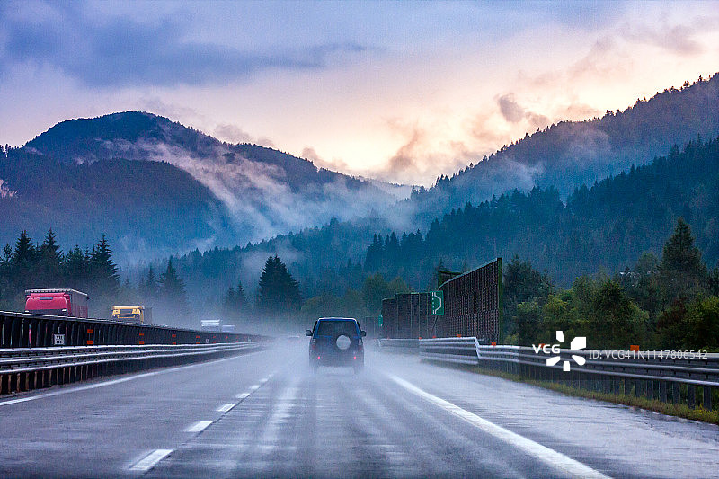 意大利阿尔卑斯山A23高速公路夏季傍晚暴雨景色图片素材