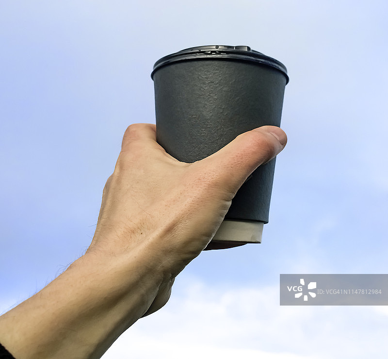 手持一次性杯子图片素材