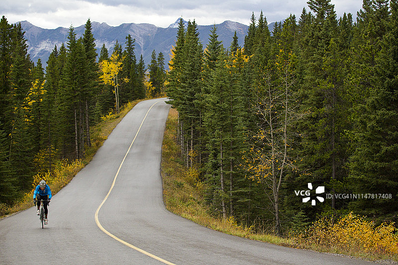 班夫公路自行车骑行者图片素材