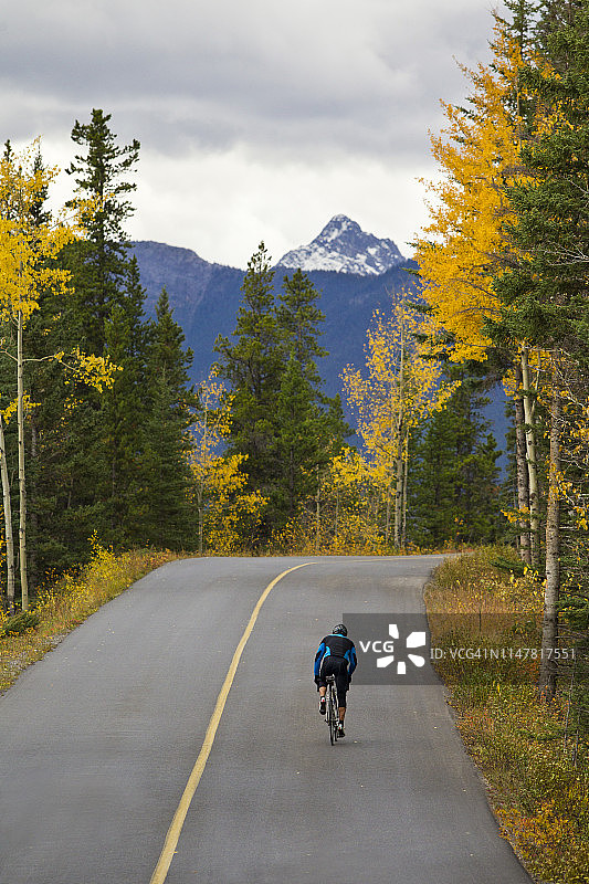 班夫公路自行车骑行者图片素材