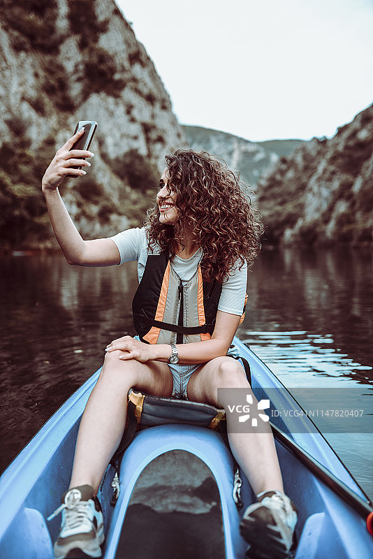 湖水宁静中的自然自拍图片素材