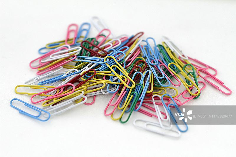 白色背景上的彩色回形针图片素材