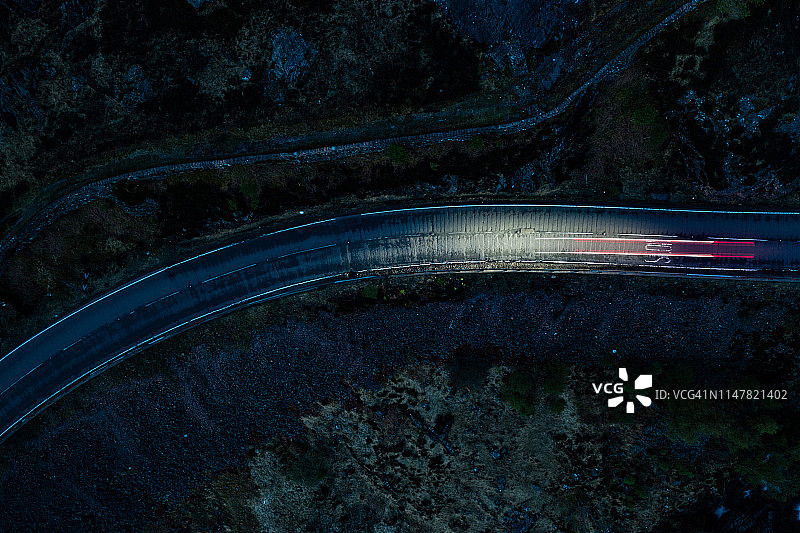 山区偏僻道路的夜间光轨图片素材