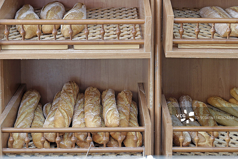 面包店冷却架上烘焙面包的变化图片素材
