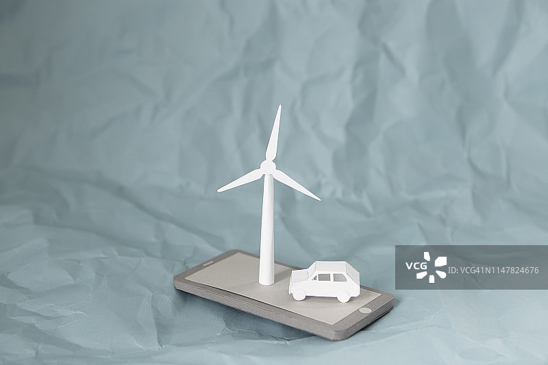 3D纸质手机，配有汽车和风力涡轮机图片素材